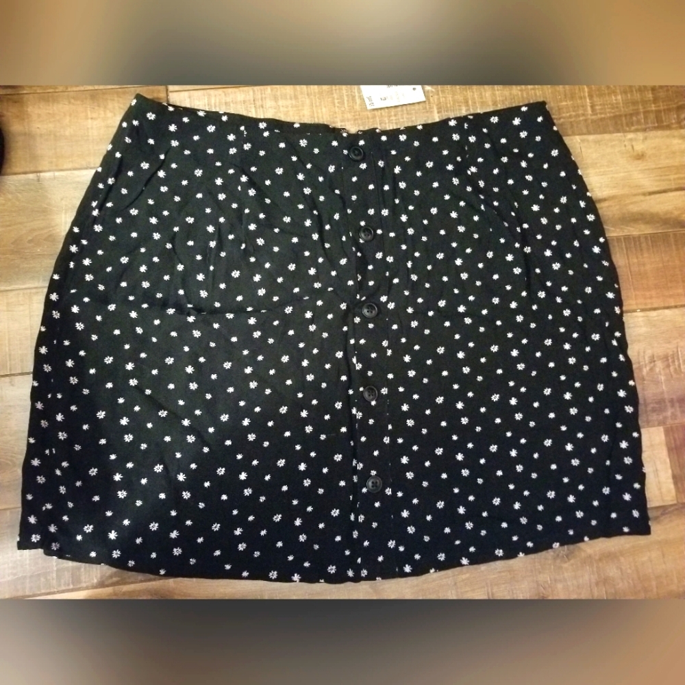 AEROPOSTALE Black Floral Front Button-Up Skirt With Zipper In Back. Size Xl NWT